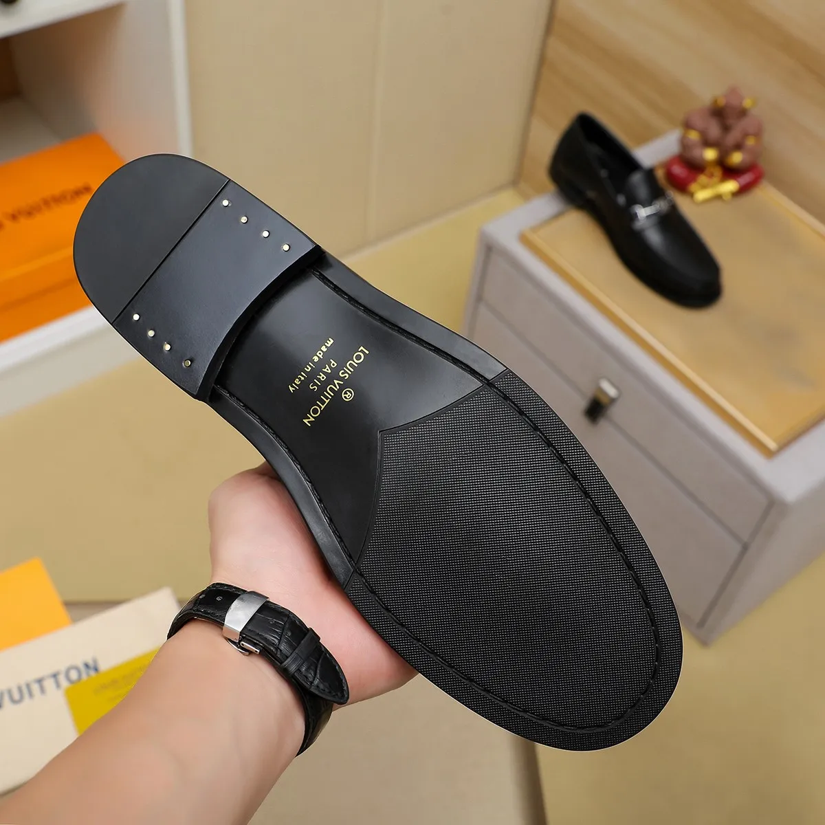 Men's shoes 460 💰 Louis Vuitton LV ® 🆕 model 🔛 full shoe counter, first layer cowhide, 🐂leather lining casual shoes for men, super soft outsole, a must-have for driving. Synchronized with the counter, original first layer cowhide, completely 1:1 mold customization 🌹 top version, color optional! Number: 38-44 (45.46 customized)